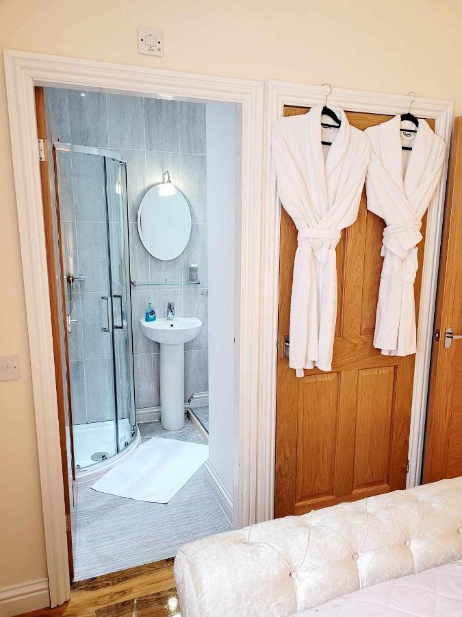 Apartment 1 Exquisite Two King Bedroom With En Suites - Close To The Town Centre, Rail, Airport And Theatre Darlington  Exterior foto