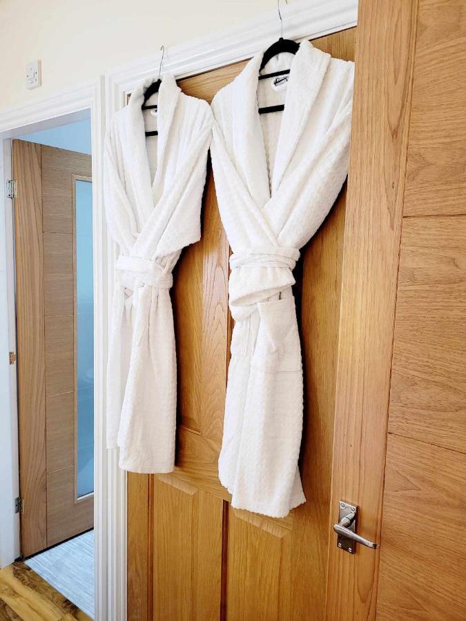 Apartment 1 Exquisite Two King Bedroom With En Suites - Close To The Town Centre, Rail, Airport And Theatre Darlington  Exterior foto