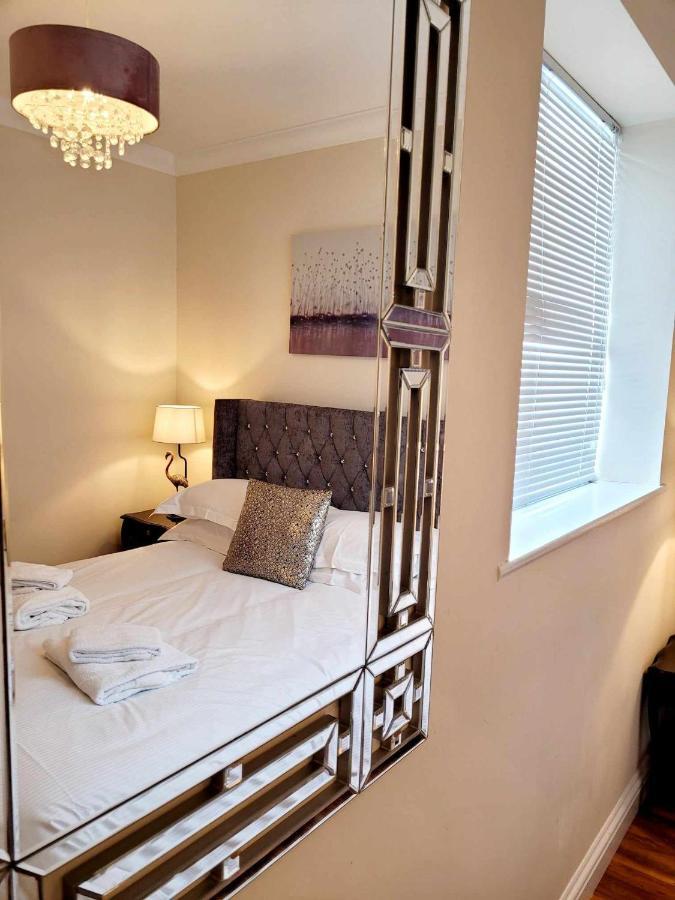 Apartment 1 Exquisite Two King Bedroom With En Suites - Close To The Town Centre, Rail, Airport And Theatre Darlington  Exterior foto