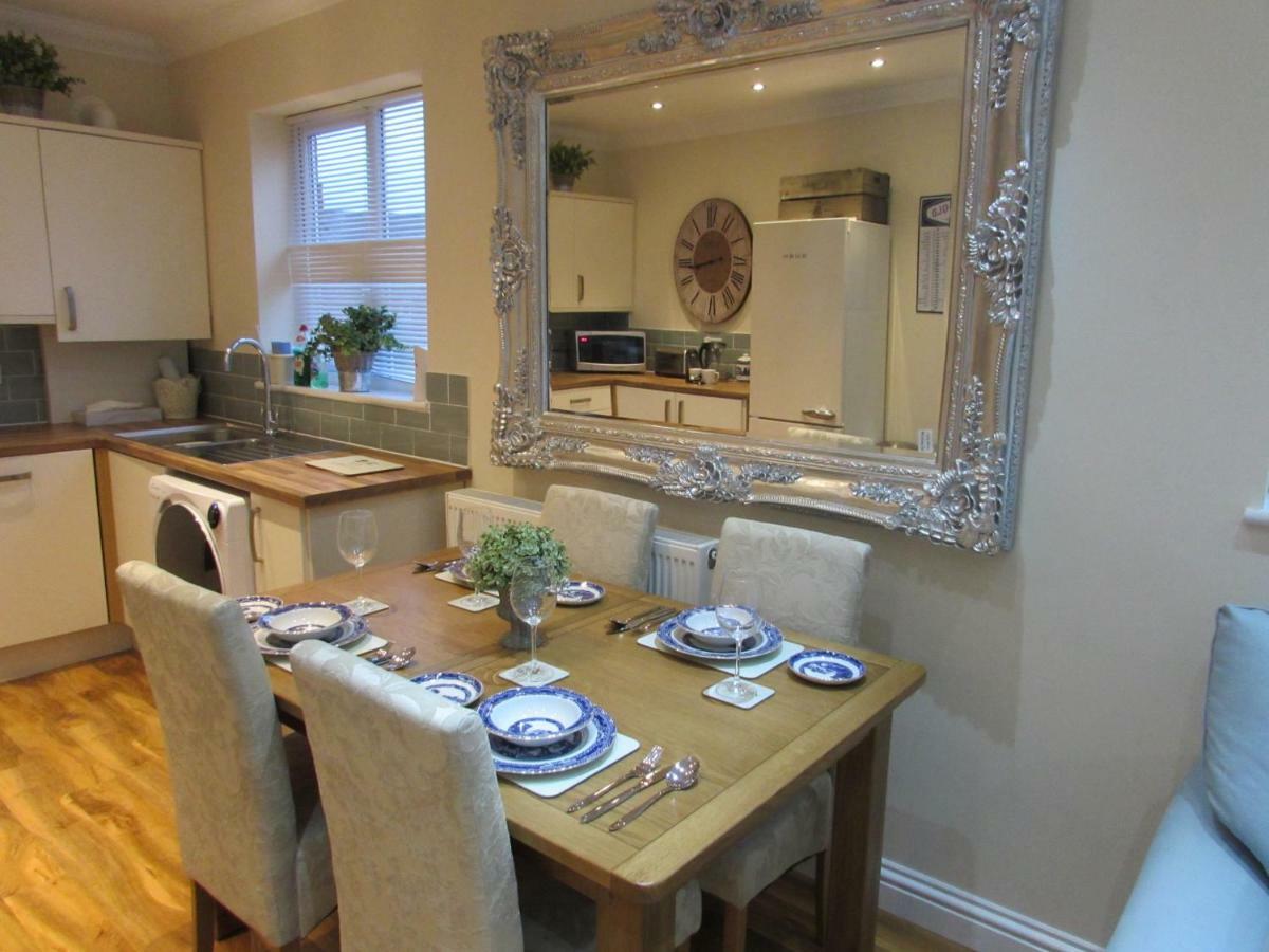 Apartment 1 Exquisite Two King Bedroom With En Suites - Close To The Town Centre, Rail, Airport And Theatre Darlington  Exterior foto